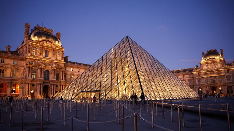 A Five Finger Deal That They'll Steal - Updates from the jewel heist from the Louvre
